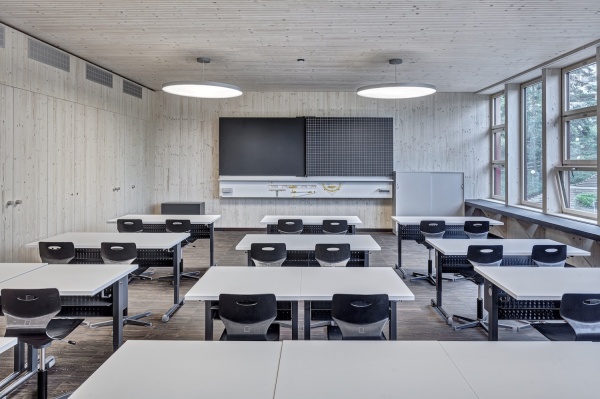 Schulhaussanierung und Anbau bei Z�rich von Oxid