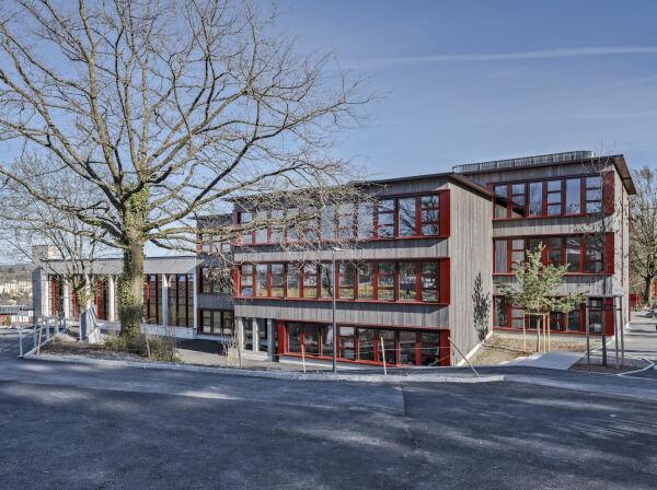 Schulhaussanierung und Anbau bei Zrich von Oxid