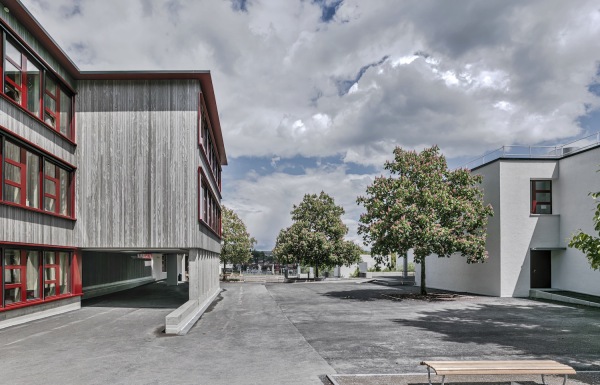 Schulhaussanierung und Anbau bei Zrich von Oxid