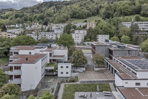 Schulhaussanierung und Anbau bei Zrich von Oxid