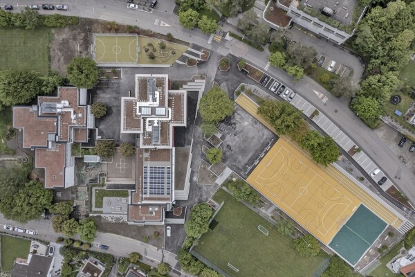 Schulhaussanierung und Anbau bei Zrich von Oxid