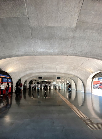 Metrostation in Santiago von Beals Lyon Arquitectos