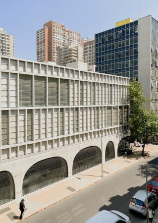 Metrostation in Santiago von Beals Lyon Arquitectos