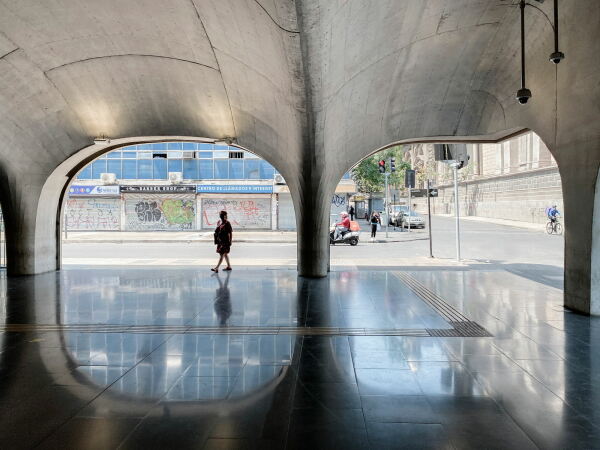 Metrostation in Santiago von Beals Lyon Arquitectos