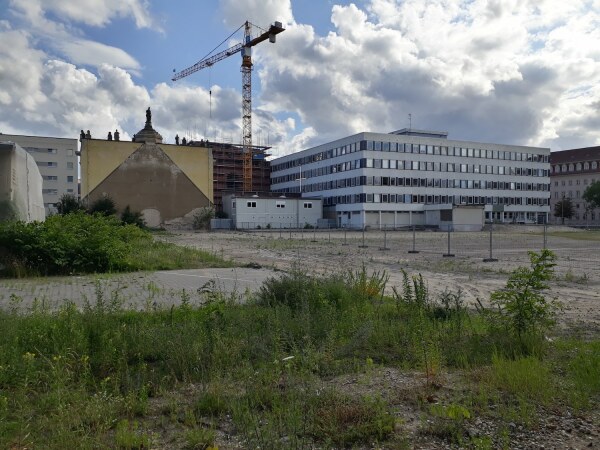 Das Rechenzentrum von Norden, links die Rckseite des erhaltenen Schauportals vom Langen Stall, unter dem Kran die Baustelle des Kirchturms, 2020