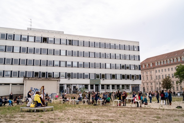 Die Knstler*innen im Kunst-und Kreativzentrum des Rechenzentrums bespielen auch den ffentlichen Raum