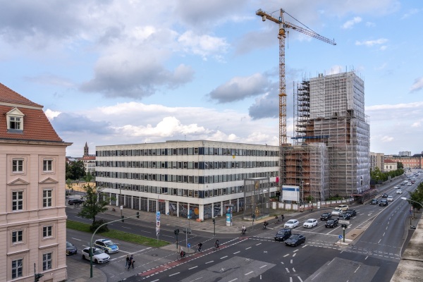 Inzwischen hat die Turmbaustelle etwa die Hälfte der künftigen 88 Meter Höhe erreicht. Foto vom 20. August 2021