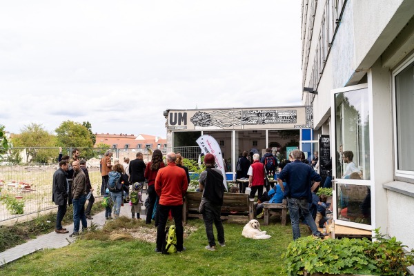 Im erhaltenen Stummel des ehemaligen Verbindungsgeb�udes ist ein Shop und Cafe eingerichtet