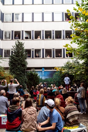 Auftritt des �Fassadenchors� im Rechenzentrum