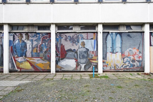 Anders als das Geb�ude steht das 18-teilige Glasmosaik �Der Mensch bezwingt den Kosmos� von 1972 von Fritz Eisel unter Denkmalschutz