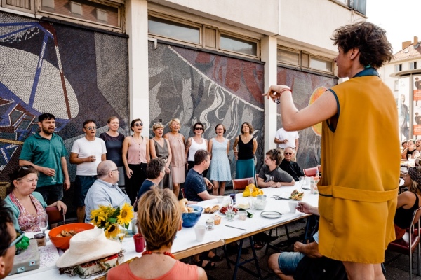 Der Chor des Rechenzentrums beim Nachbarschaftsfr�hst�ck