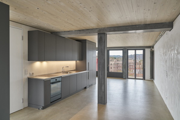 Die Materialien werden in den Wohnungen roh belassen, die Trgerstruktur ist sichtbar.