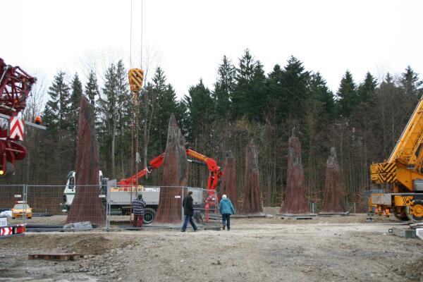 Baumstamm-Skulpturen aus Beton vor dem Transport an ihren Bestimmungsort am Zrcher Sitz der FIFA.