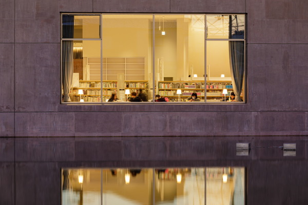 Bibliothek in Osaka von MARU.architecture