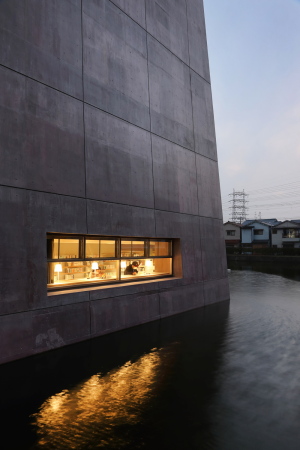 Bibliothek in Osaka von MARU.architecture