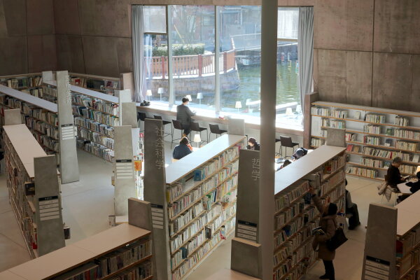 Bibliothek in Osaka von MARU.architecture