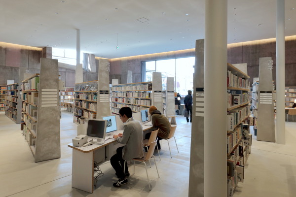 Bibliothek in Osaka von MARU.architecture