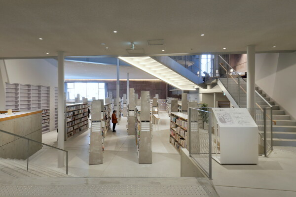 Bibliothek in Osaka von MARU.architecture