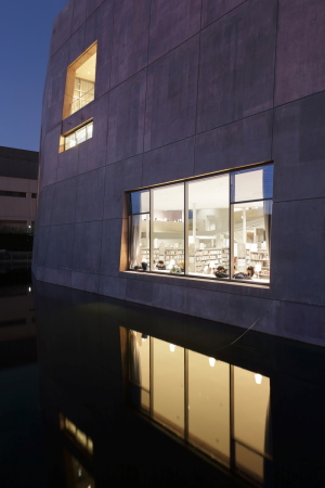 Bibliothek in Osaka von MARU.architecture