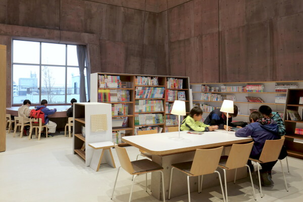 Bibliothek in Osaka von MARU.architecture