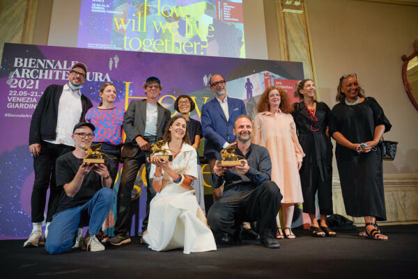 Gewinner und Jury der diesjhrigen Biennale bei der Preisverleihung in Venedig.