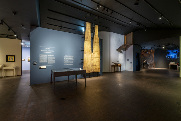 Ausstellungsgestaltung und Szenografie in den Obergeschossen 2 und 2 stammen vom Frankfurter Studio Sounds of Silence.