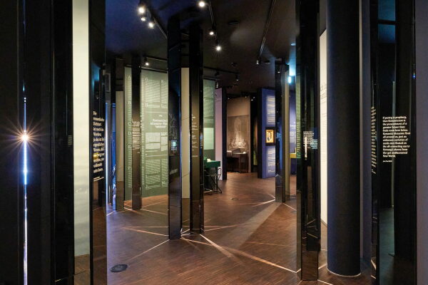 Ausstellungsgestaltung und Szenografie in den Obergeschossen 2 und 2 stammen vom Frankfurter Studio Sounds of Silence.