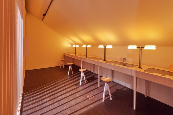 Ausstellungsgestaltung und Szenografie in den Obergeschossen 2 und 2 stammen vom Frankfurter Studio Sounds of Silence.