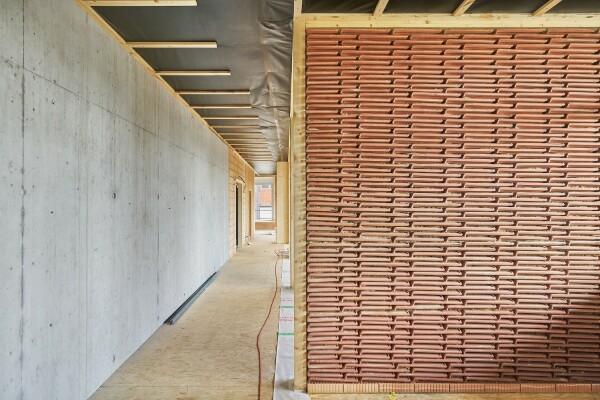 Eine der Brotrennwnde besteht aus Ausschuss-Ziegeln.