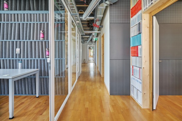 Jede Trennwand besteht aus einem anderen Material.