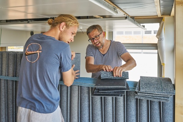 Die Teppichwand aus recycelten gerollten Teppichfliesen.