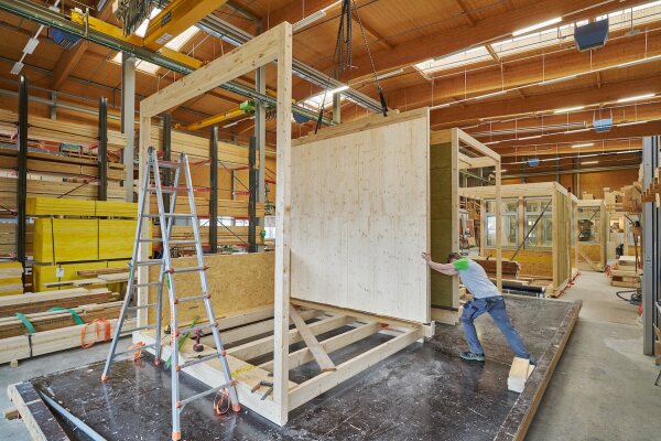 Fr die Holzeinbauten wurde zehn Jahre altes Bauholz verwendet und in der Zimmerei zu Modulen verarbeitet.