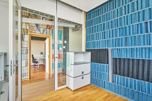 Alle Trennwnde lassen sich bei Bedarf einfach abbauen, auch die beiden Wnde aus alten Bchern (hinten) beziehungsweise Teppichfliesen (rechts).