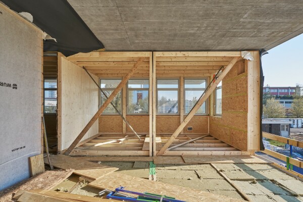 Die vorgefertigten Holzmodule bilden Auen- und teilweise auch Innenwnde der Broetage.