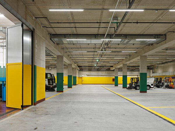 Busgarage und Werkhof von Pool Architekten in Zrich