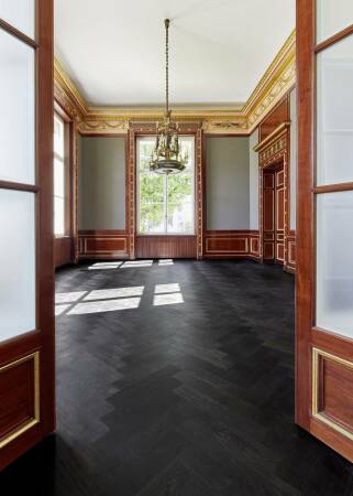 Restaurierter Mahagonisaal mit Lehmbauplatten anstelle von Teppichen
