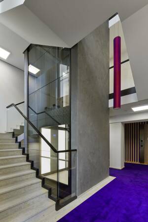 Neuer Erschlieungskern mit verglastem Aufzug fr die 10 von 11 Wohnungen