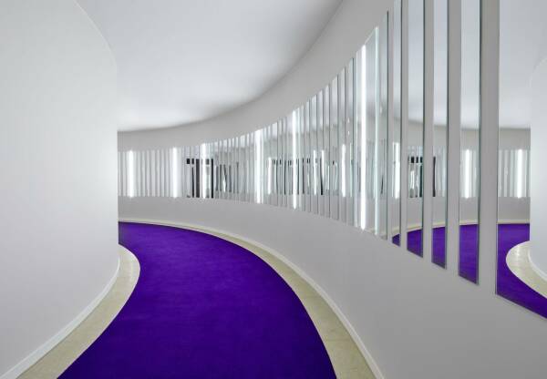 Ein viertelkreisgebogener Tunnel im UG als Verbindung zwischen Palais und der Tiefgarage des Neubaus an der Alteburger Strae