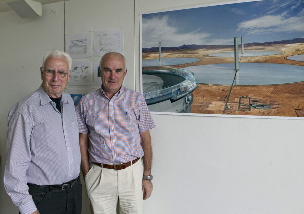 Jrg Schlaich und Rudolf Bergermann vor dem Plan eines Aufwindkraftwerkes