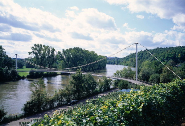 Fugngerbrcke Max-Eyth-See ber den Neckar in Stuttgart