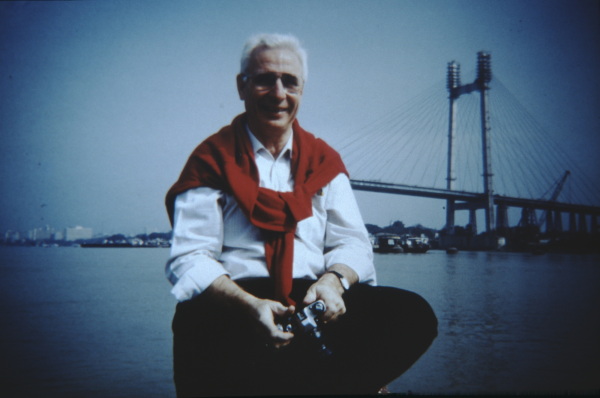 Jrg Schlaich vor der Hooghly River Bridge in Kolkata, Indien