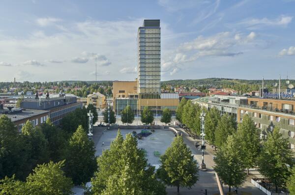 Zwanzig Stockwerke hoch ragt der hlzerne Hotelturm ber die sonst flach bebaute Stadt Skellefte in Nordschweden.