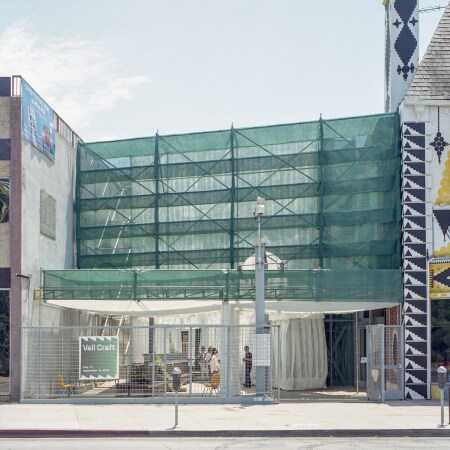 Temporre Installation von Figure in Los Angeles