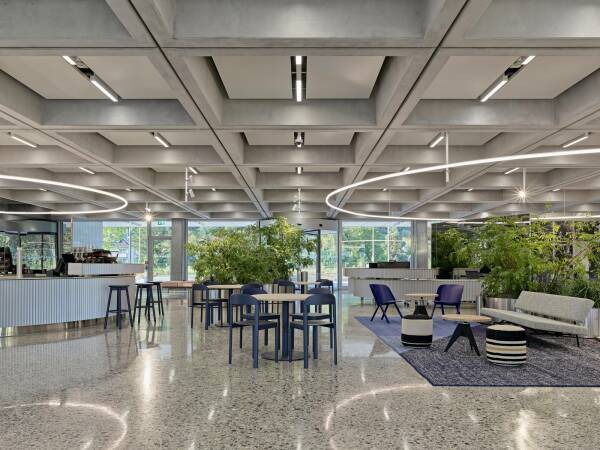 Erdgeschoss mit Empfang (rechts) und der Fritz-Bar (links)