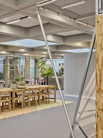 Blick in das 4. OG, unter anderem mit den Einrichtungselementen 