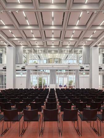 Das Forum kann in drei Rume abgeteilt und fr Schulungen, Workshops oder Talks unterschiedlich mbliert werden.