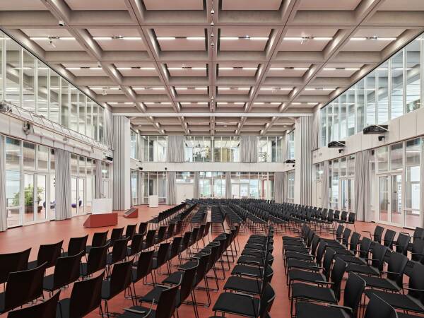 Doppelgeschossiges Forum mit Platz fr 550 Personen im 1. OG