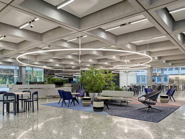 Aufenthaltsbereich vor dem Empfang im EG