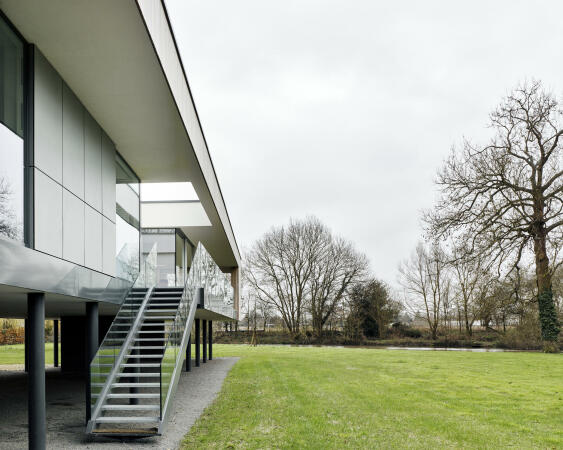 South + South East: The Narula House in Berkshire von John Pardey Architects, Foto von James Morris