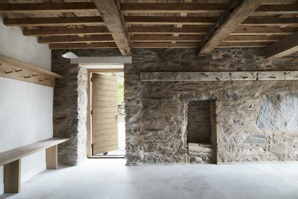 North West: Pele Tower House om Lake District von Woollacott Gilmartin Architects, Foto von Luke White